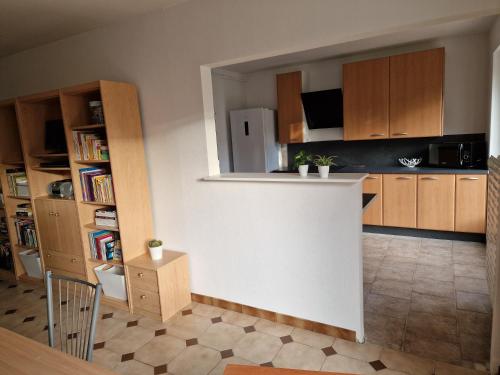 una cucina con bancone bianco in una camera di Maison 3 chambres avec garage, proche de toutes commodités, quartier calme a Chalons en Champagne
