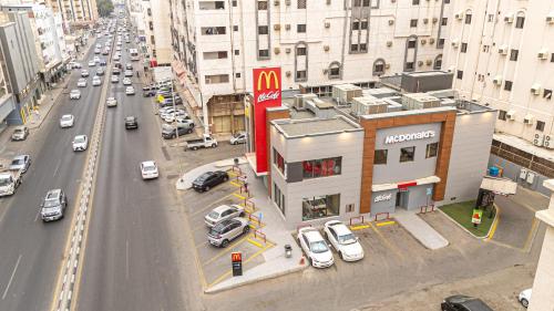 an overhead view of a city street with cars parked at زاد اليقين in Makkah