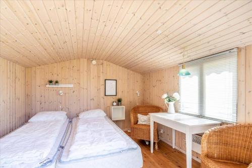 156-Ringkobing-Birkealle-14 في Nørby: غرفة بها سريرين ومكتب بداخلها