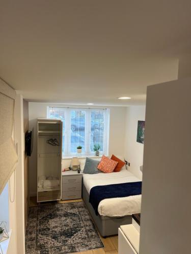 a small bedroom with a bed and a window at Cosy Home STUDIO in Croydon