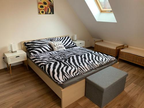 Liptovské RevúceにあるRiverside Residenceのベッドルーム1室(シマウマプリントのベッド1台、ナイトスタンド2台付)