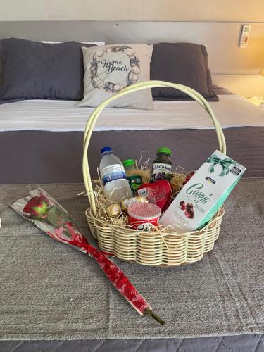a basket of food and other items on a bed at Flat Luxuoso a 500 m da Praia do Forte em Cabo Frio in Cabo Frio