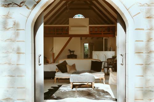 een boog leidt naar een woonkamer met een bank bij Stone Guest House Ebenezer in Ebenezer