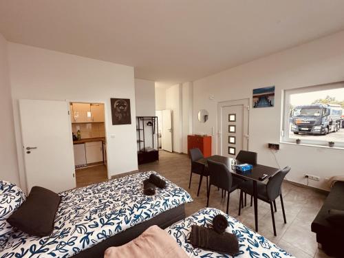 een kamer met 2 bedden en een tafel met stoelen bij Zur schönen Aussicht I 35 I Charmant I Am Feld in Dortmund