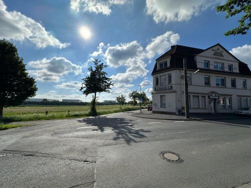 een groot wit gebouw aan de kant van een weg bij Zur schönen Aussicht I 35 I Charmant I Am Feld in Dortmund