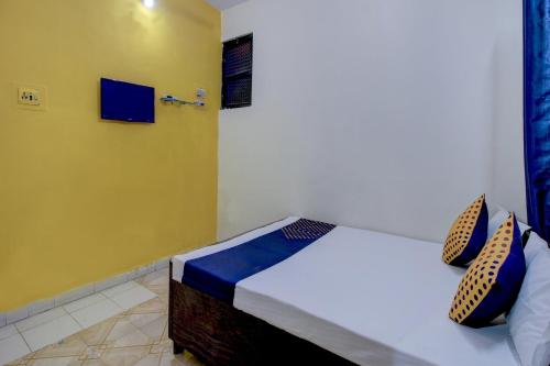 Postel nebo postele na pokoji v ubytování SPOT ON 63695 Hotel Sai Muskaan