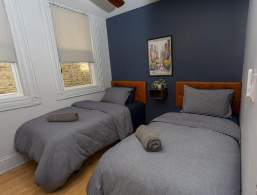 Ein Bett oder Betten in einem Zimmer der Unterkunft Chicago Parthenon Hostel