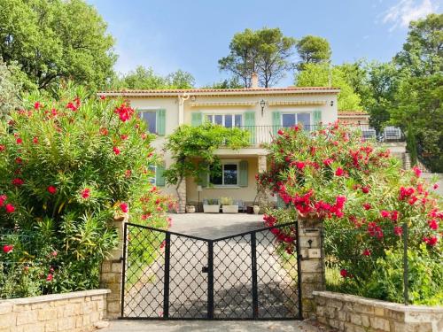 a house with a gate and flowers at Villa Magrado in Entrecasteaux