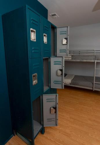 Ein Etagenbett oder Etagenbetten in einem Zimmer der Unterkunft Chicago Parthenon Hostel