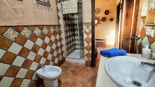 Un baño con lavabo, inodoro y ducha. en Villa 16 by Villamya, en Zahara de la Sierra