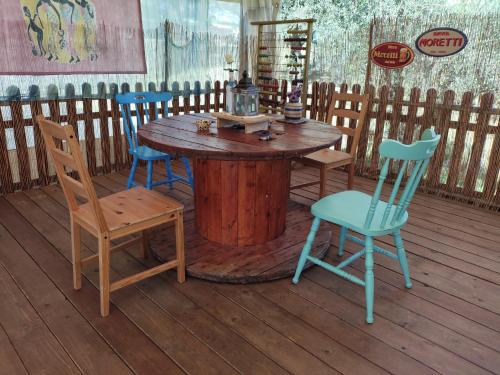 a wooden table and chairs on a wooden deck at "La casetta" indipendente, con ampio spazio verde in Fontechiari