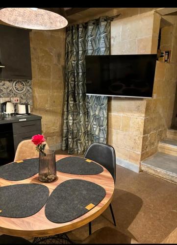 Una televisión o centro de entretenimiento en Vincenti's Nest in Valletta