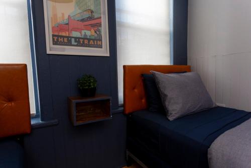 Ein Sitzbereich in der Unterkunft Chicago Parthenon Hostel