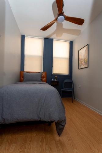 Ein Bett oder Betten in einem Zimmer der Unterkunft Chicago Parthenon Hostel