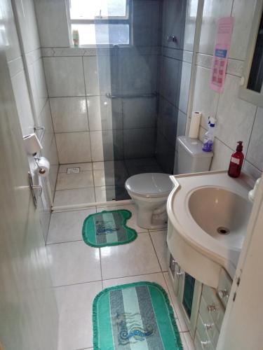 a small bathroom with a toilet and a sink at POUSADA ALTERNATIVA MANU LAGES Quarto Com Banheiro no Corredor in Lages
