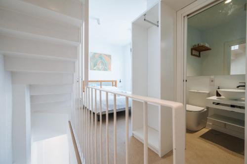 ein weißes Badezimmer mit Waschbecken und Toilette in der Unterkunft la casita del tiro de linea in Sevilla