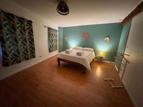 Ένα ή περισσότερα κρεβάτια σε δωμάτιο στο Charming house in Pezenas with garage and patio