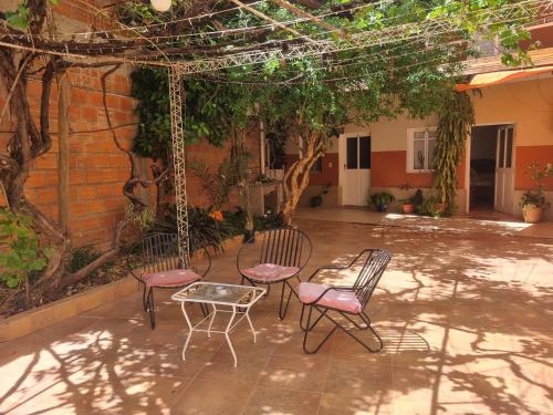 un gruppo di sedie e tavoli su un patio di Mama Blanca Red Hotelera a Camargo
