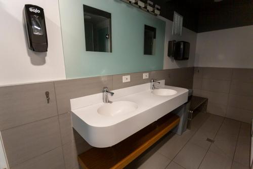 Ein Badezimmer in der Unterkunft Chicago Parthenon Hostel