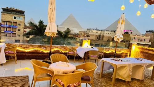 Un restaurant u otro lugar para comer en MAKADI PYRAMIDS inn