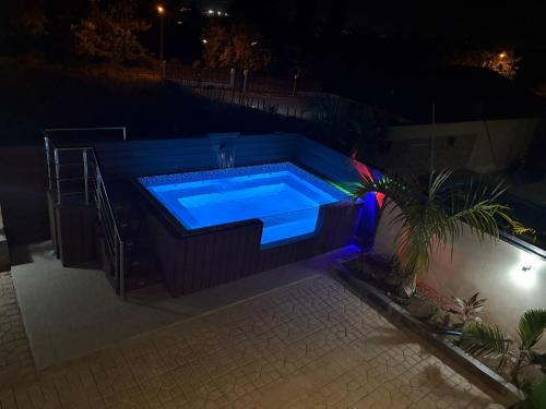 a swimming pool in a backyard at night at Villa Sol Odalis in Jarabacoa