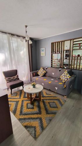 a living room with a couch and a table at Departamento en El Tabo in El Tabo
