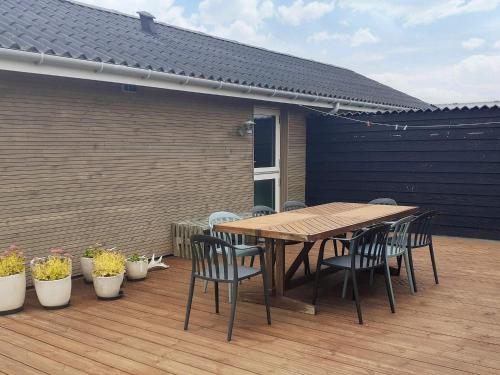 Torstedにある6 person holiday home in Thistedの木製テーブルと椅子