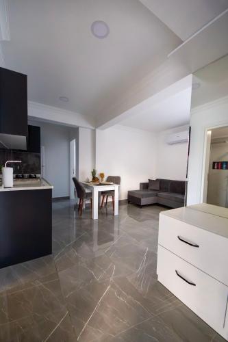 une cuisine et un salon avec une table et un canapé dans l'établissement Apartment Northern Cyprus, 