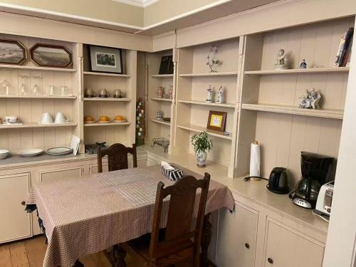 una cocina con una mesa y estanterías con platos en Suit near Grousmountain, en North Vancouver