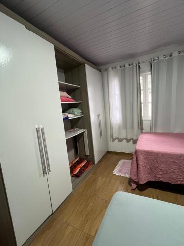 Postel nebo postele na pokoji v ubytování Kit net da família