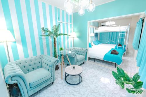 a blue room with a bed and two chairs at LEON RESORT HOTEL Max 9 people 3 min taxi Ikebukuro Station Tiffany Blue yellow Room 最大9名 池袋 in Tokyo
