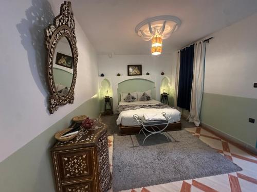 Un pat sau paturi într-o cameră la Cosy private riad 3 rooms