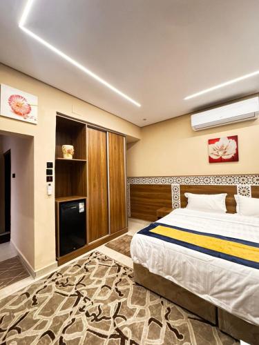 a hotel room with a bed and a tv at روح المدينة السكنية in Medina
