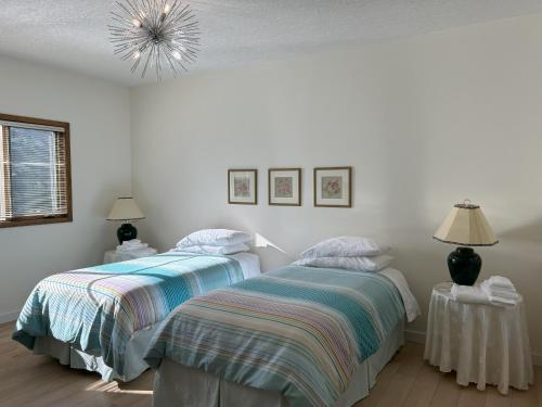 Ένα ή περισσότερα κρεβάτια σε δωμάτιο στο Luxury bungalow in NW Calgary