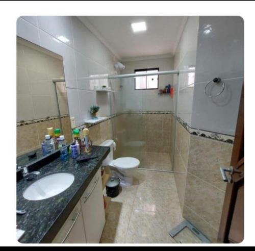 un bagno con lavandino, doccia e WC di Casa PatiMar Tabatinga a Nísia Floresta