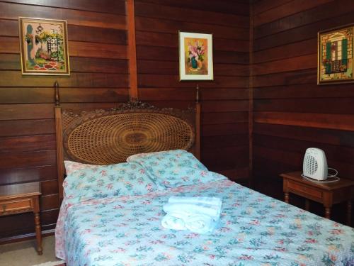 a bedroom with a bed with two towels on it at Casa campos recanto in Campos do Jordão