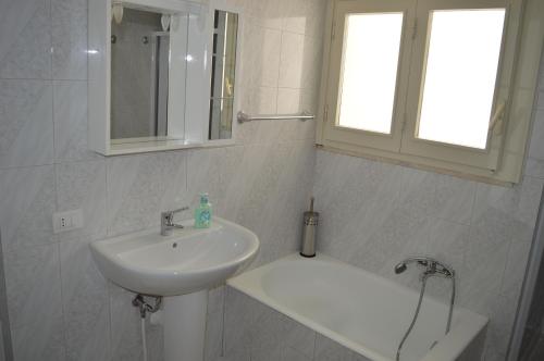 ガラトーネにあるVico Anticoの白いバスルーム(シンク、鏡付)