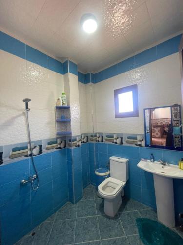 a bathroom with a toilet and a sink at VERSE 5 min de la playa in Riffiene