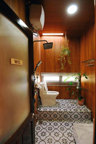 a bathroom with a tub and a toilet at B tree Retreat homestay in Thôn Dương Phẩm