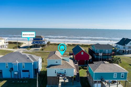 an aerial view of a beach with houses and the ocean at Deja View Home in Stingaree