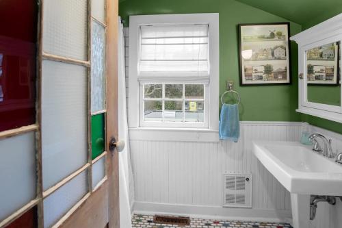 une salle de bain avec un lavabo et une fenêtre dans l'établissement 1800 Historical East Hampton Home, 1 Mile to Town!, à East Hampton