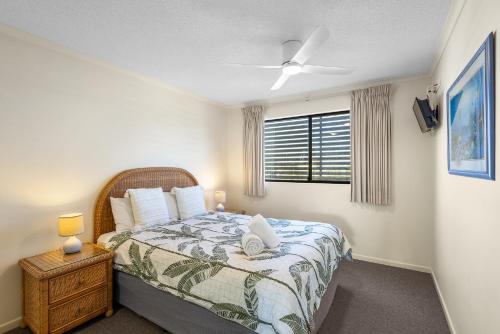 una camera da letto con un letto e una finestra di Sundrift - Beachside holiday perfect for families a Marcoola