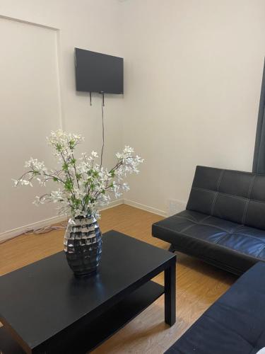 オタワにあるStay in Somersetのリビングルーム(テーブル上に花瓶付)