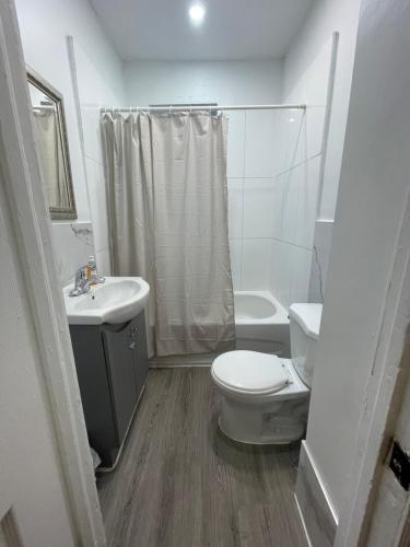 オタワにあるStay in Somersetのトイレと洗面台を備えた白いバスルーム