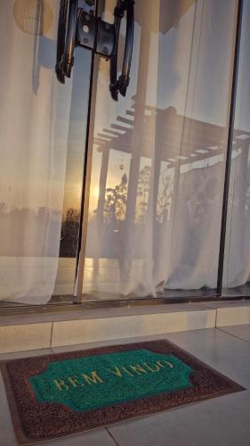 a welcome mat in front of a window at Chalé Altos da Represa in Piedade
