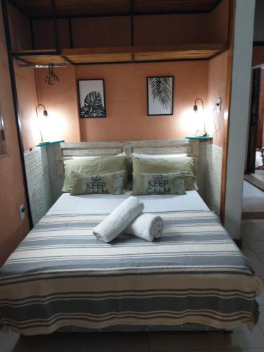 un letto in una camera con due cuscini sopra di Casa de Campo, con Pileta y Asador Criollo!! - "La Ranchada" a Gualeguaychú