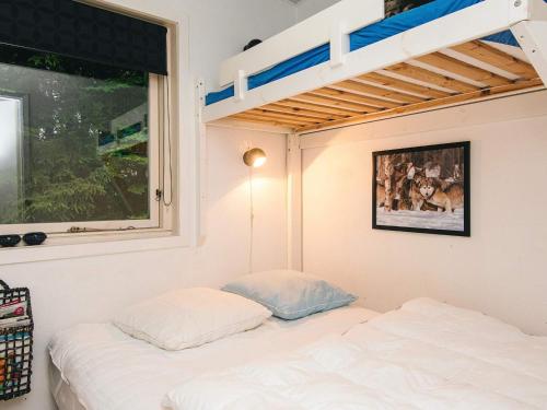 una camera con un letto a castello e una scala di Nature Cottage with Terrace by Gudena a Roe