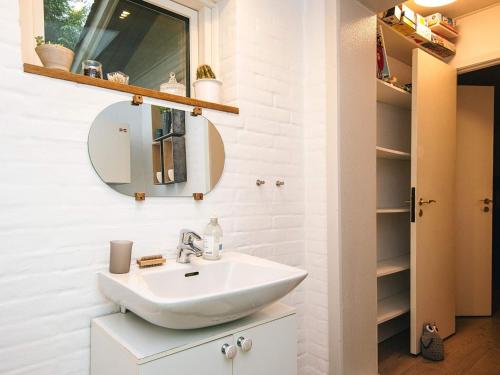 un bagno con lavandino e specchio di Nature Cottage with Terrace by Gudena a Roe