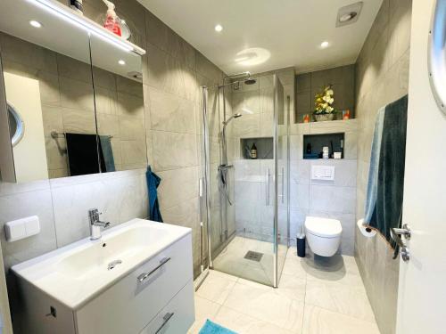 Ένα μπάνιο στο 4 star holiday home in TVÄRRED