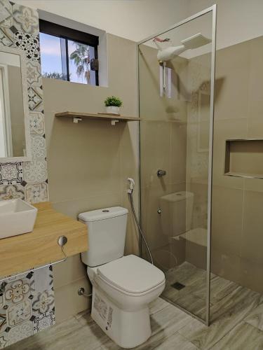 a bathroom with a toilet and a sink and a shower at Habitación en San Bernardino in San Bernardino